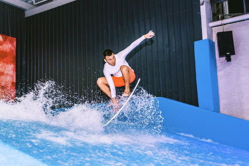 滑板冲浪 陆地上的海浪激情